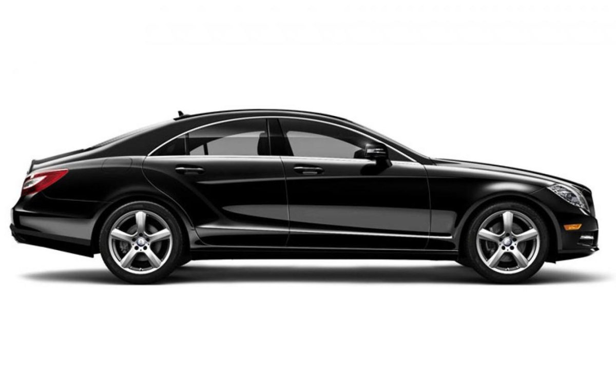 Черный Мерседес сбоку