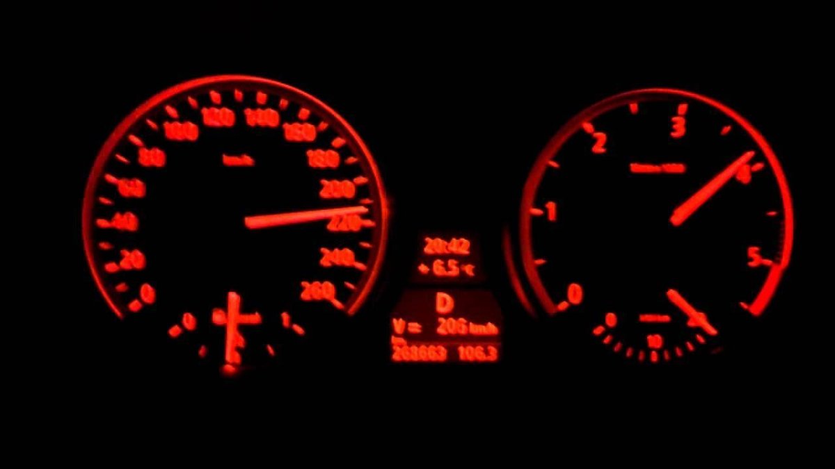 БМВ е60 на спидометре 200