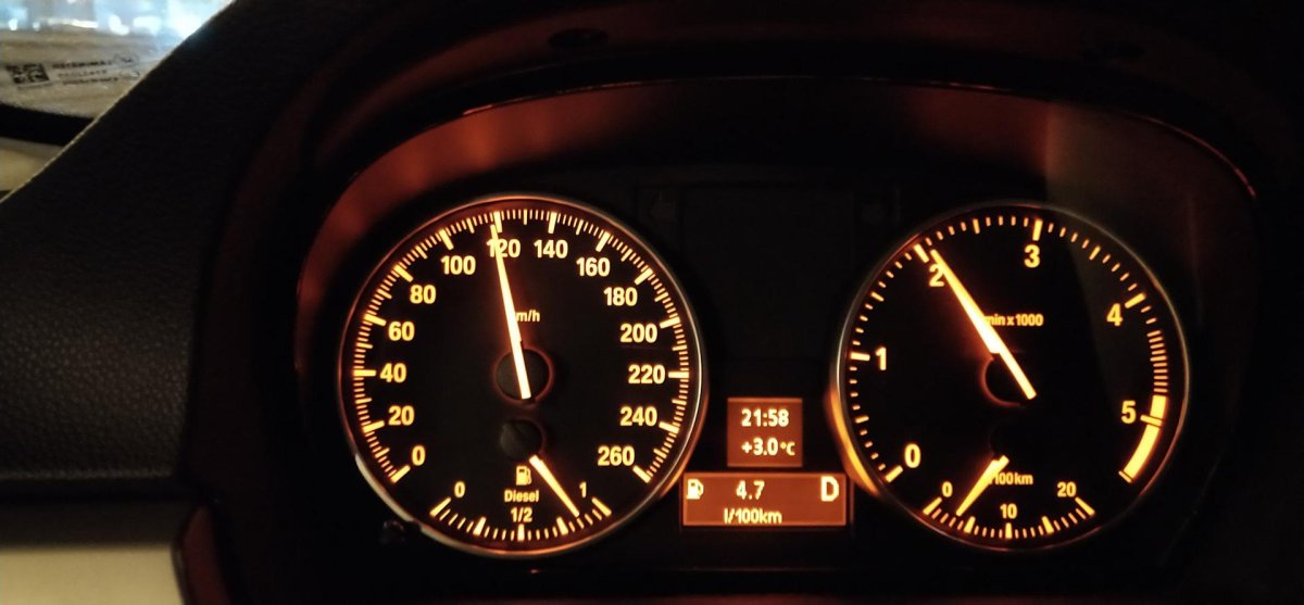 BMW спидометр 100 км/ч