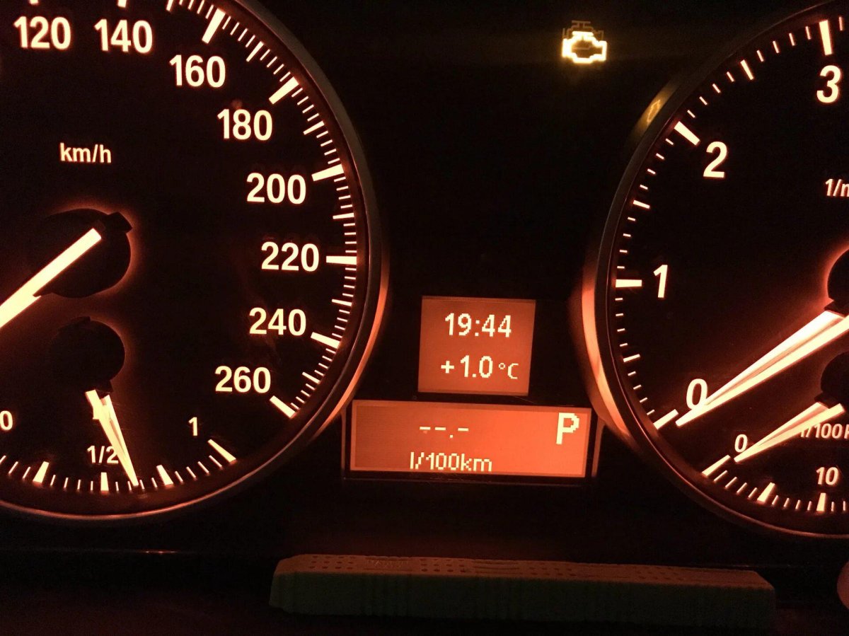 БМВ е90 спидометр