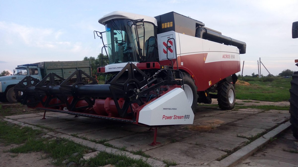 Зерноуборочный комбайн Акрос 530