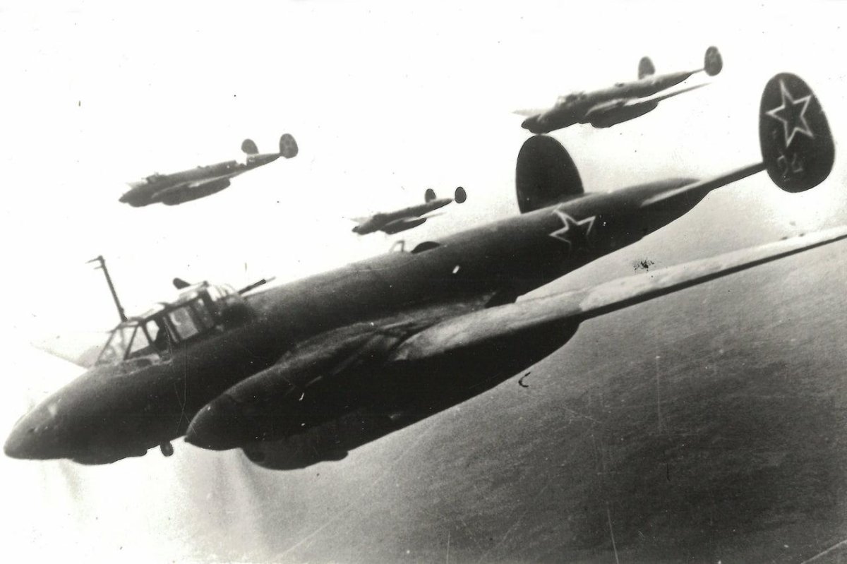 Советский бомбардировщик пе-2