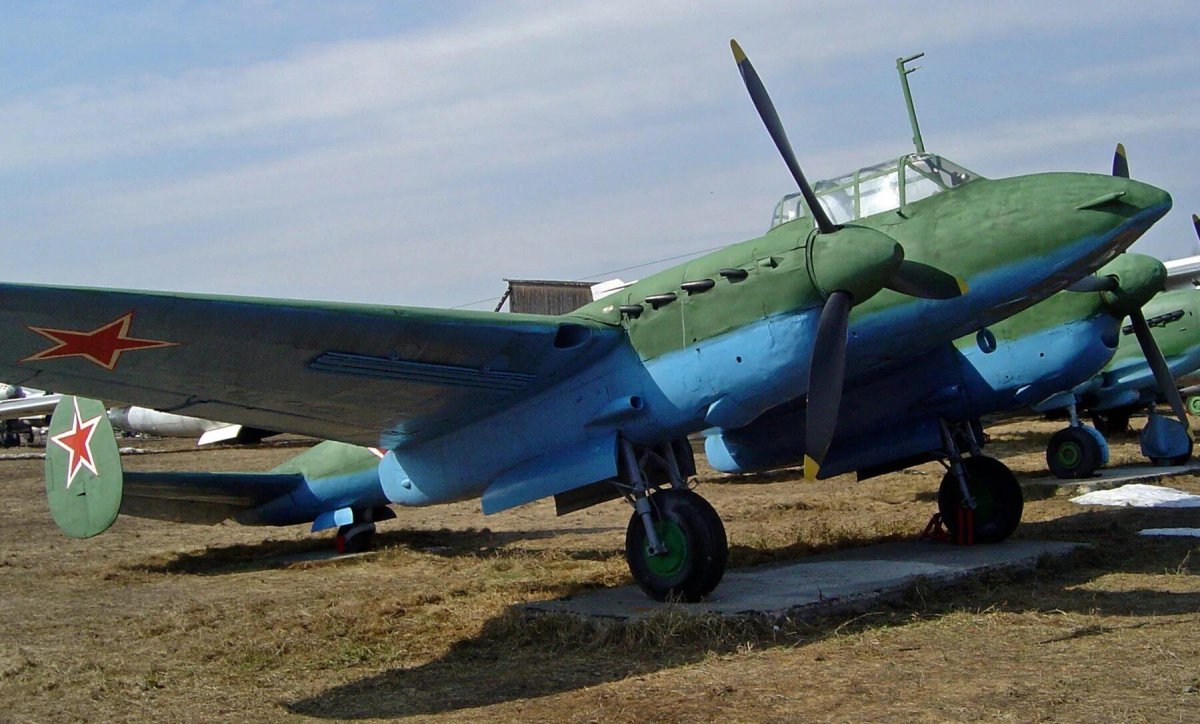 Пикирующий бомбардировщик пе-2