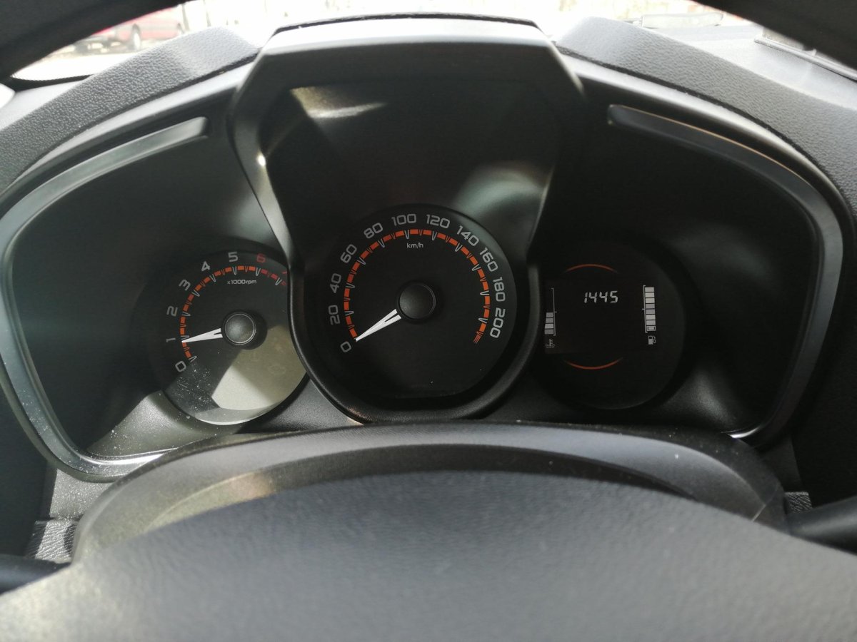 Датчик бензина зависает Логан 2