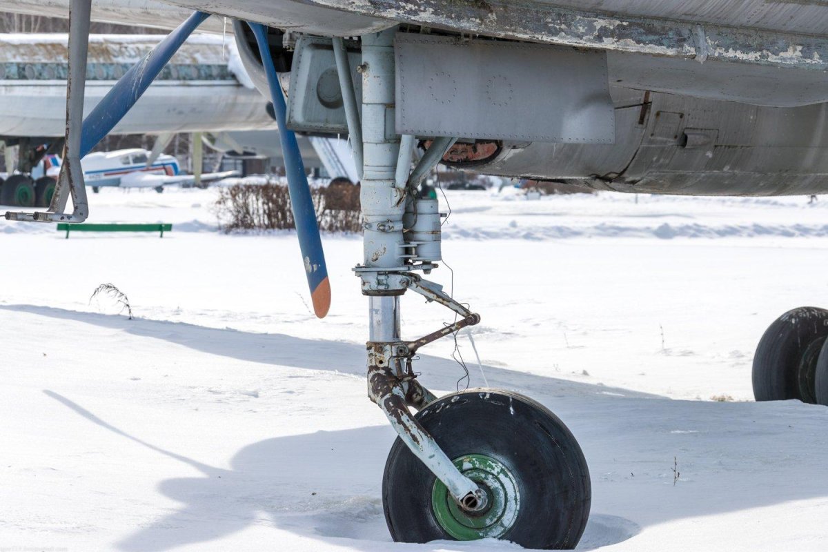 Ил-18 шасси