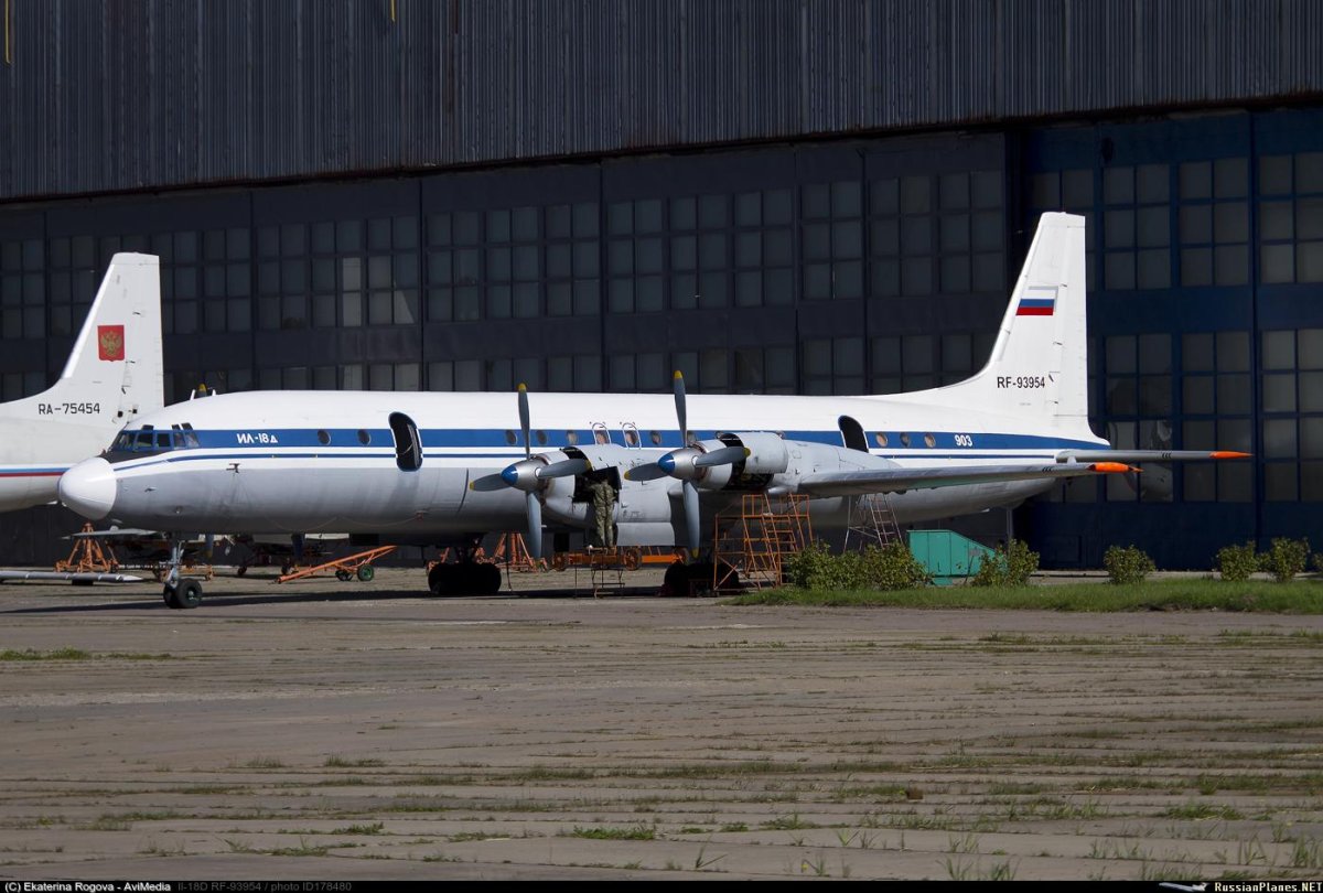 Ил-18д