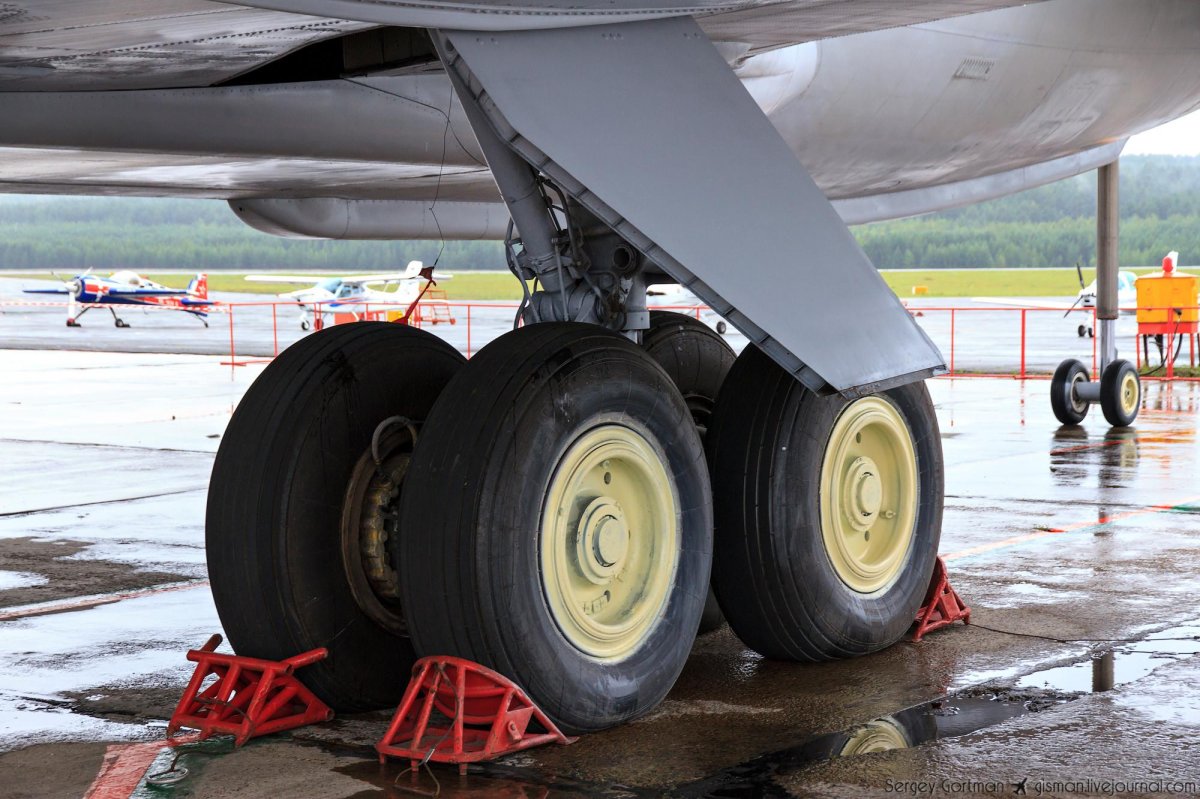 Ил 62 задняя стойка шасси