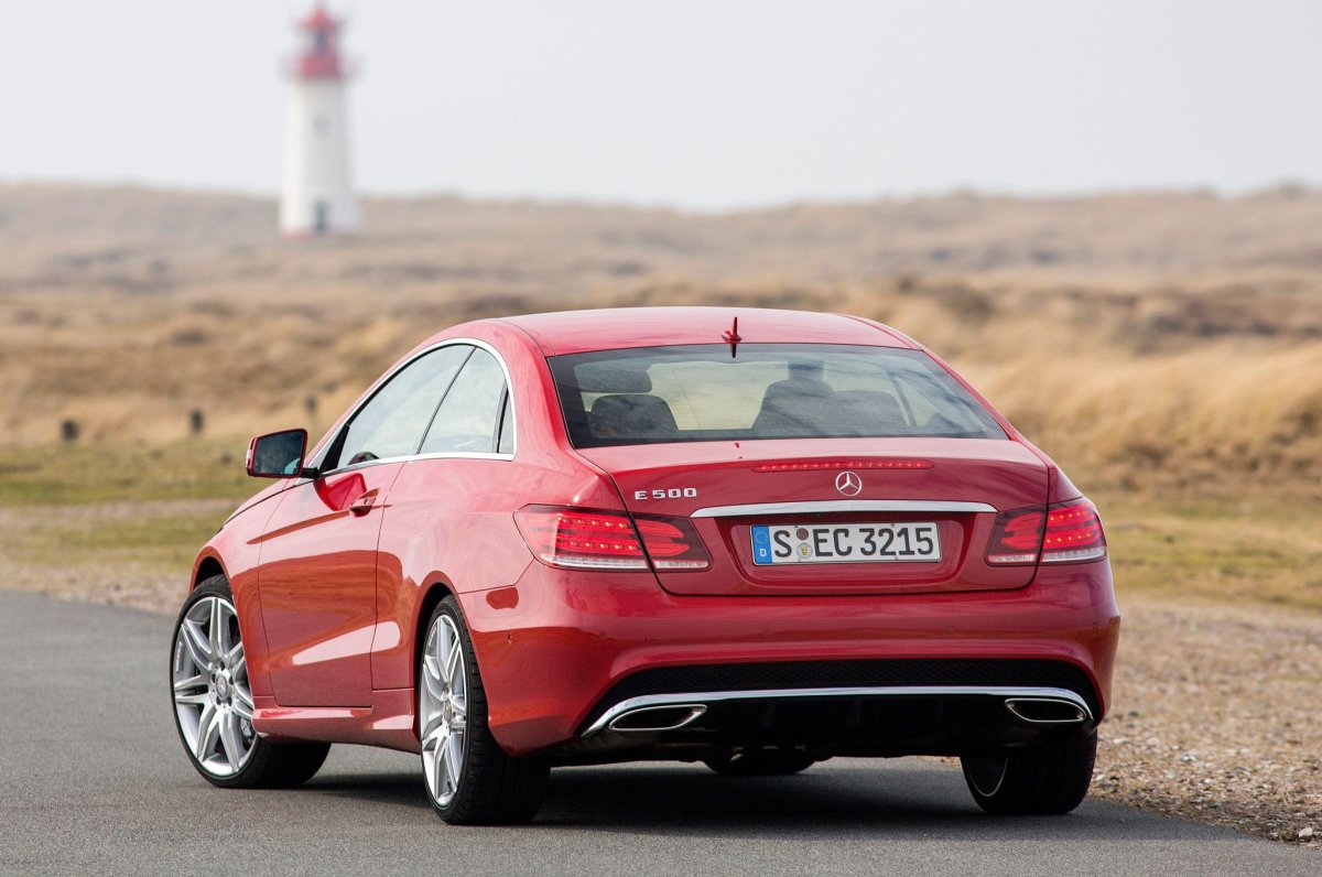 Mercedes е купе е500 сзади