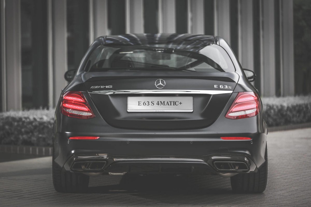 Обои е63 АМГ сзади