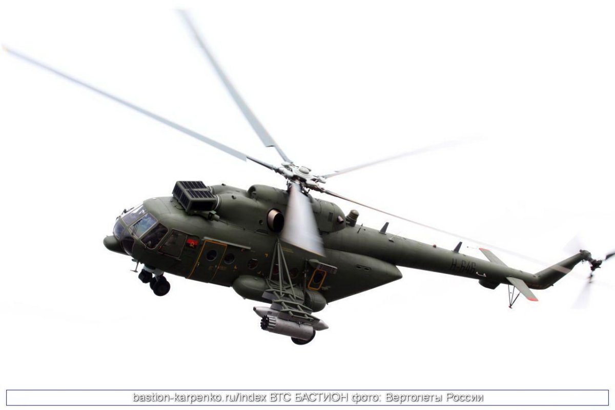 Военный вертолет на белом фоне