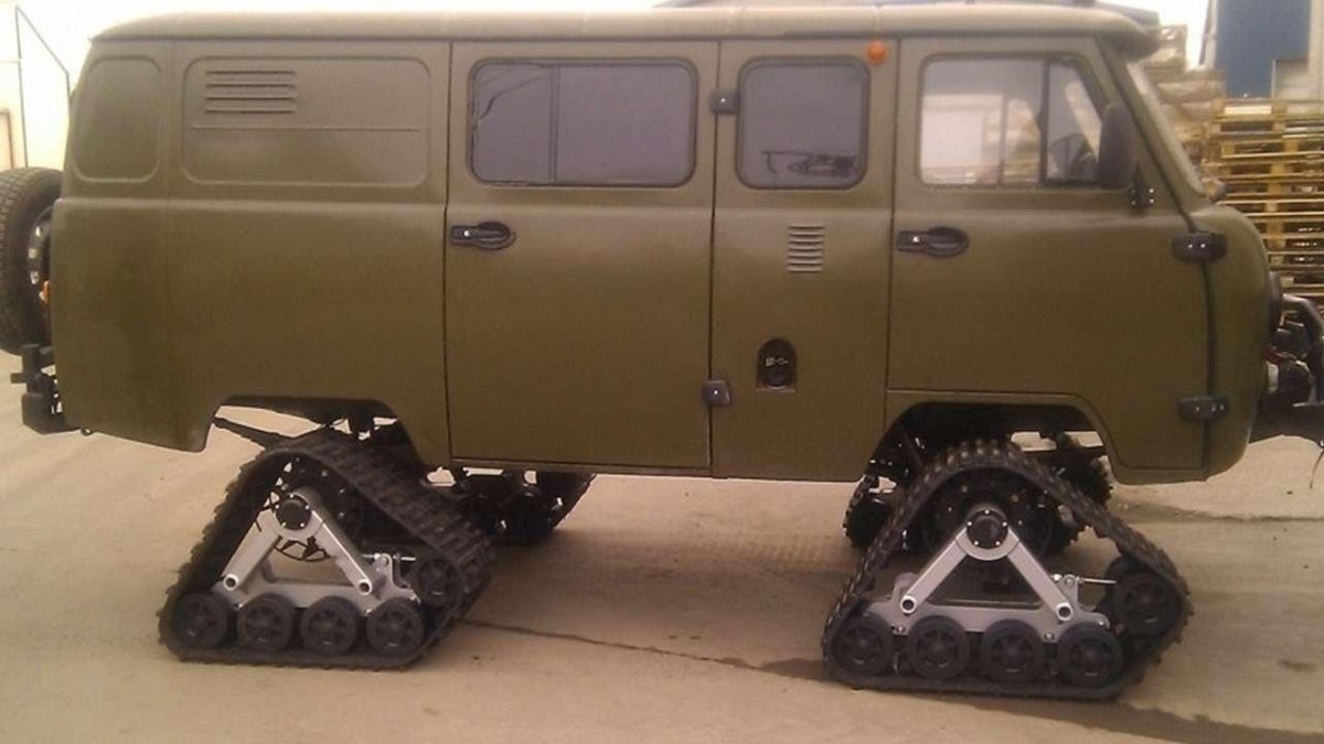 УАЗ 452 на гусеницах