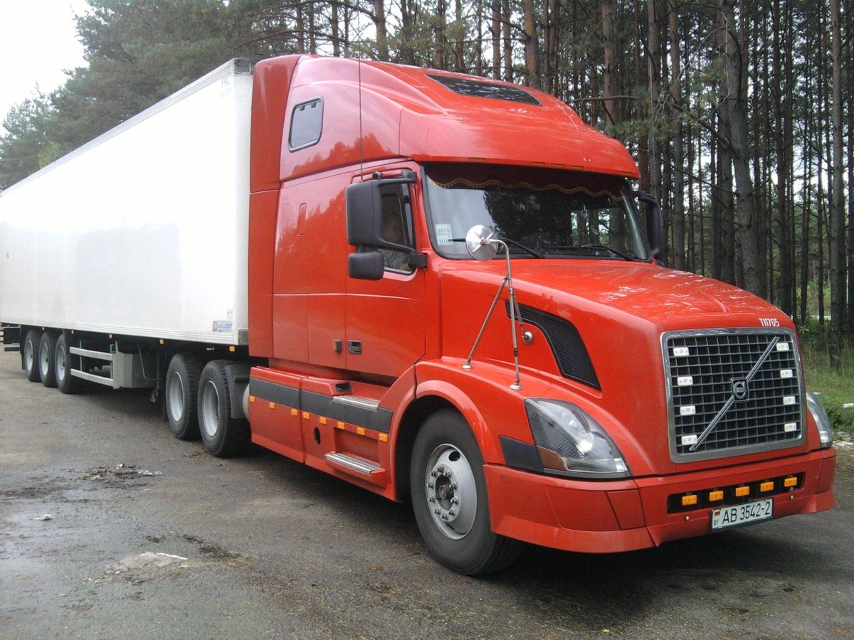 Volvo VNL 780 С полуприцепом