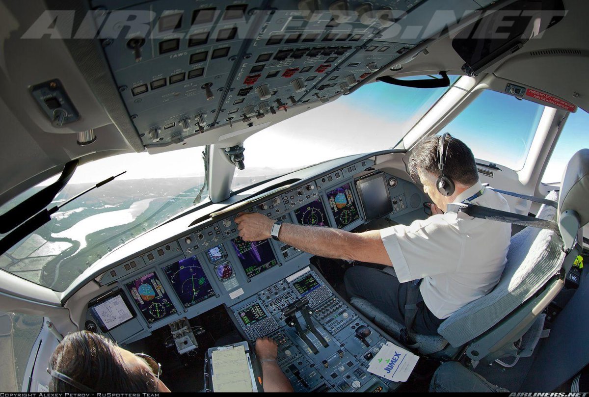 SSJ 100 кабина