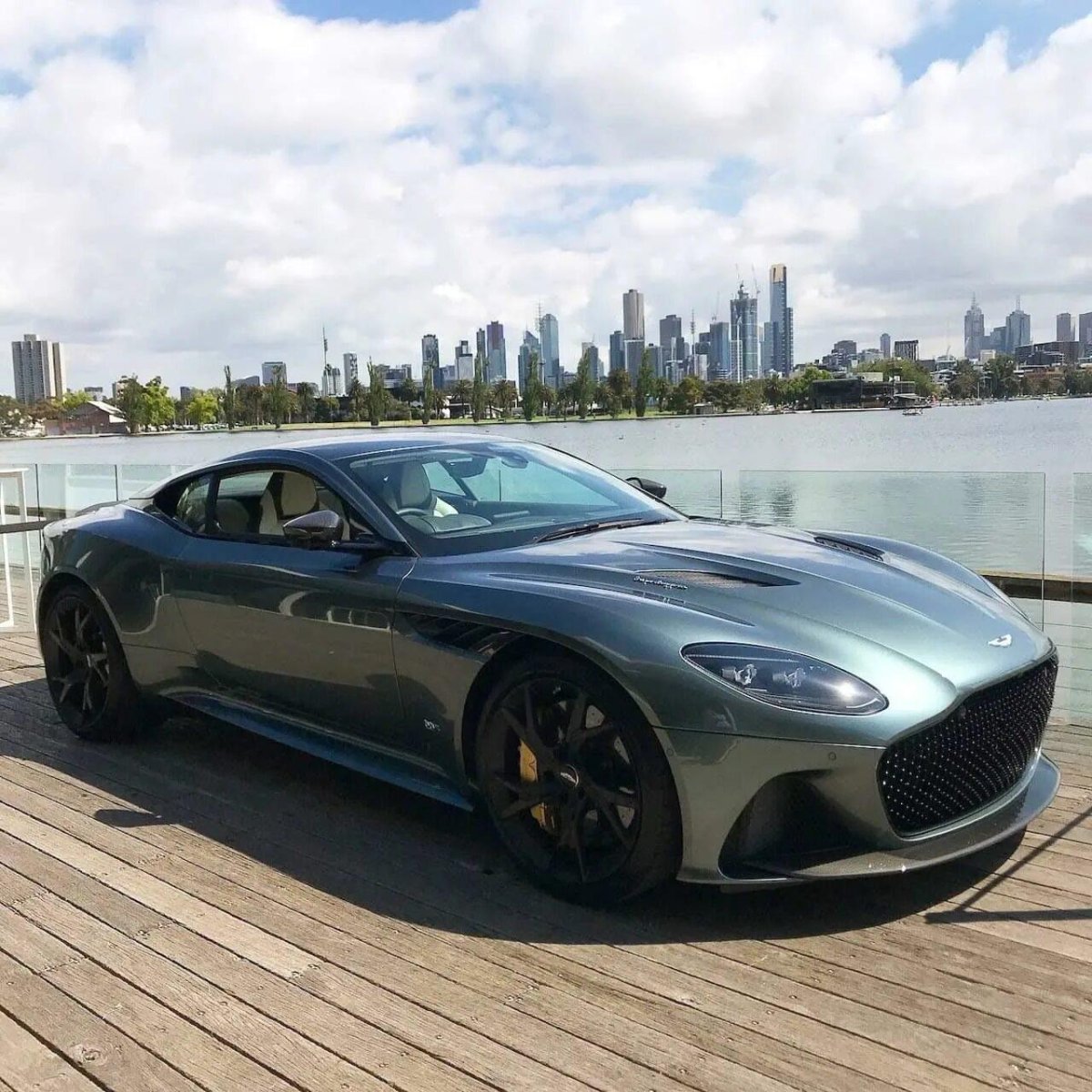 Астон Мартин 2019