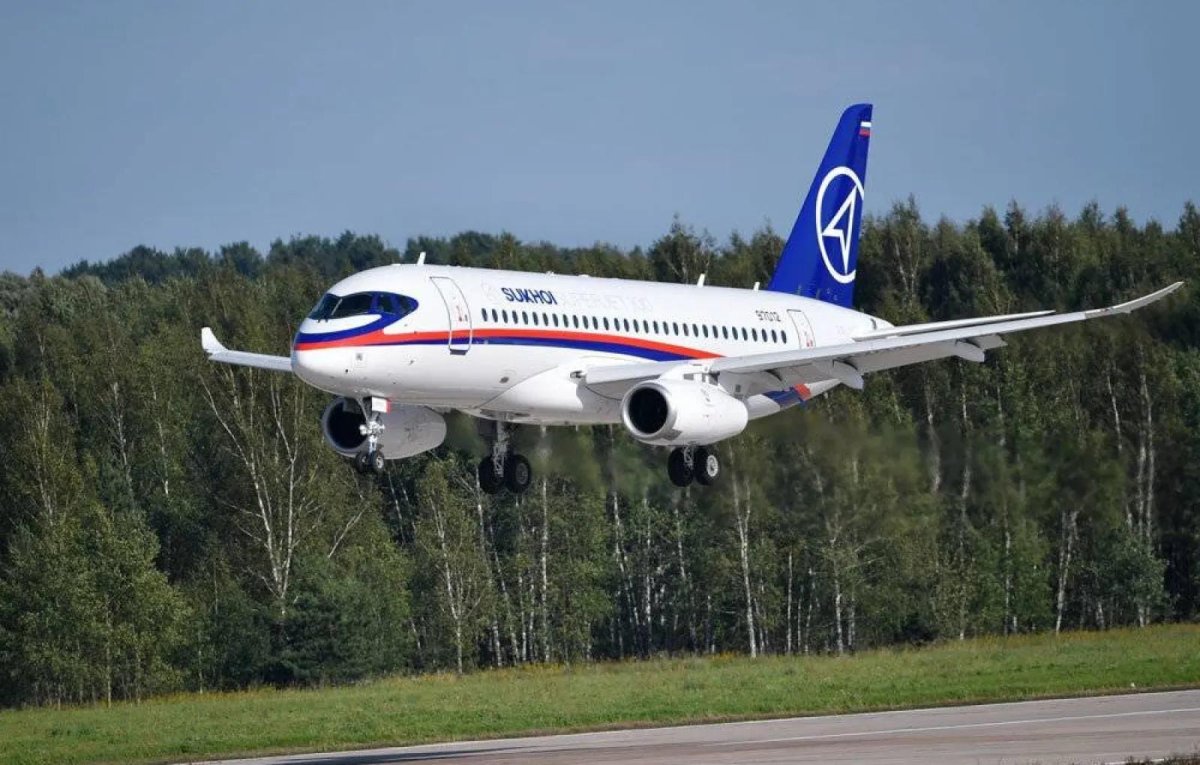 SSJ-100 самолет