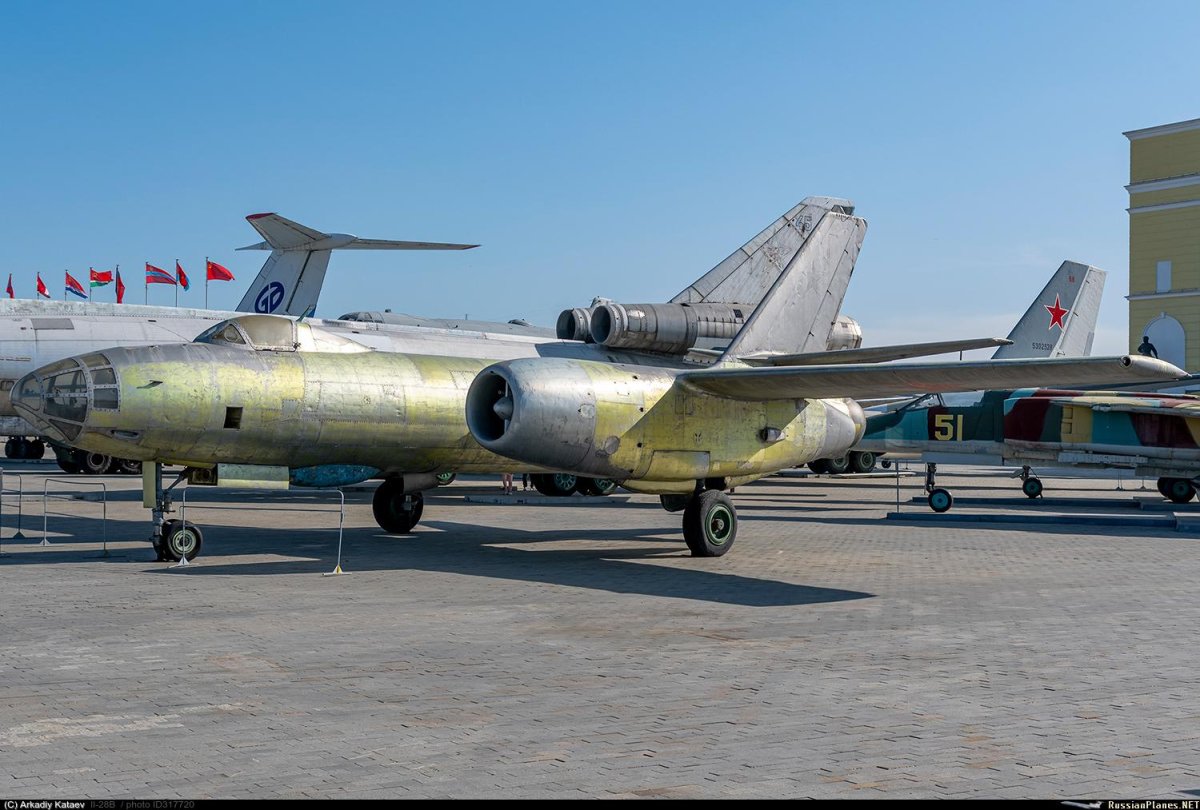 АН-26 военно-транспортный самолёт