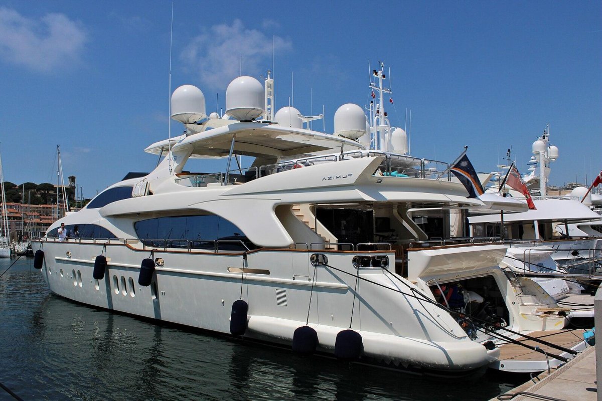 Яхта Benetti 105