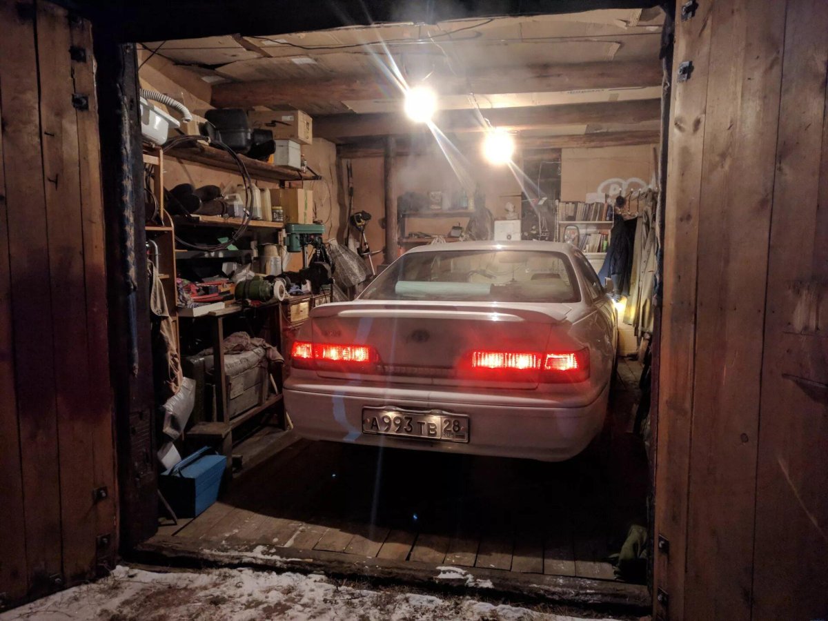 Машина в гараже ночью