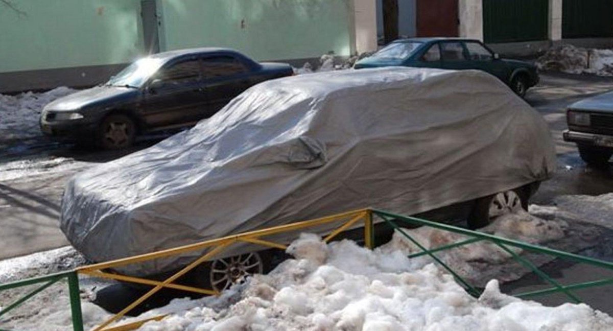 Машина под брезентом