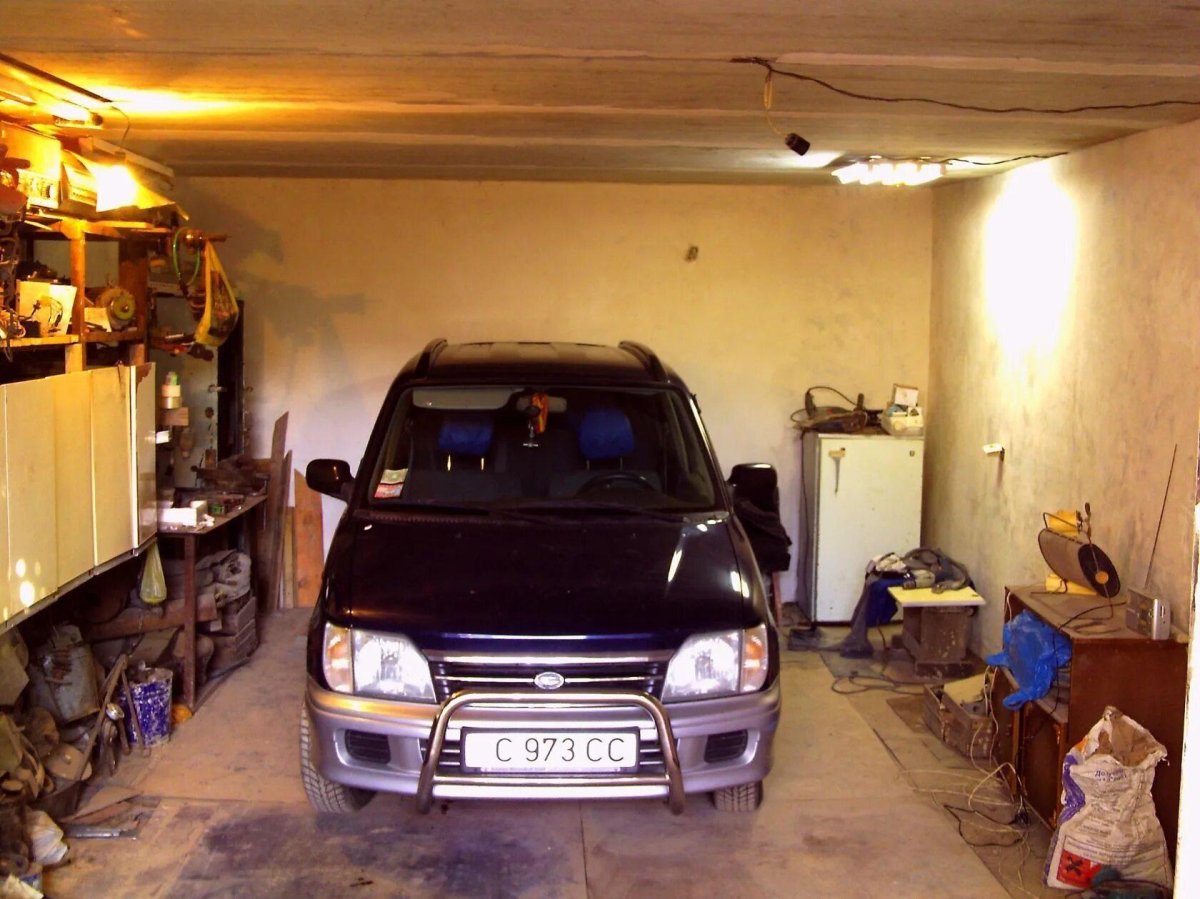 Машина в гараже