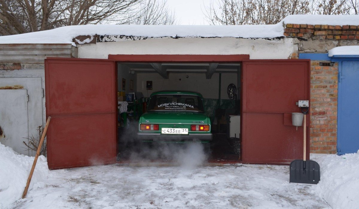 Машина в гараже