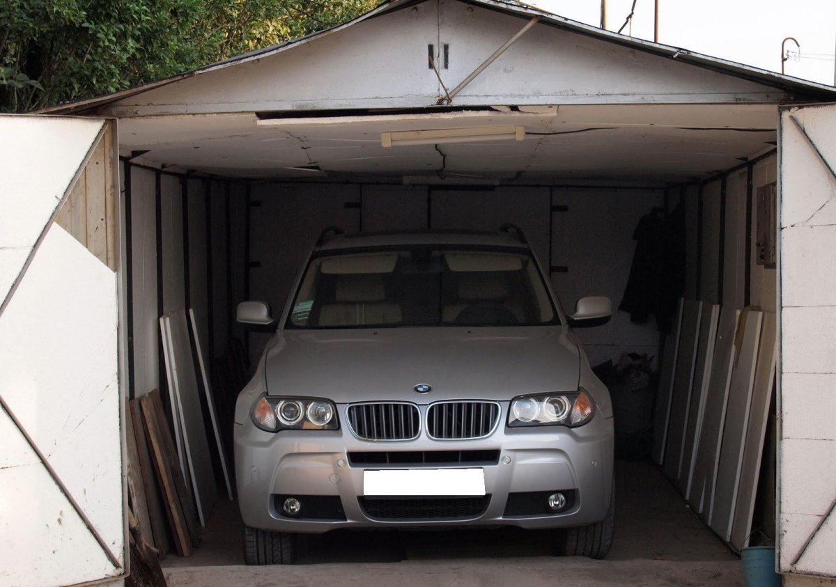 Машина в гараже