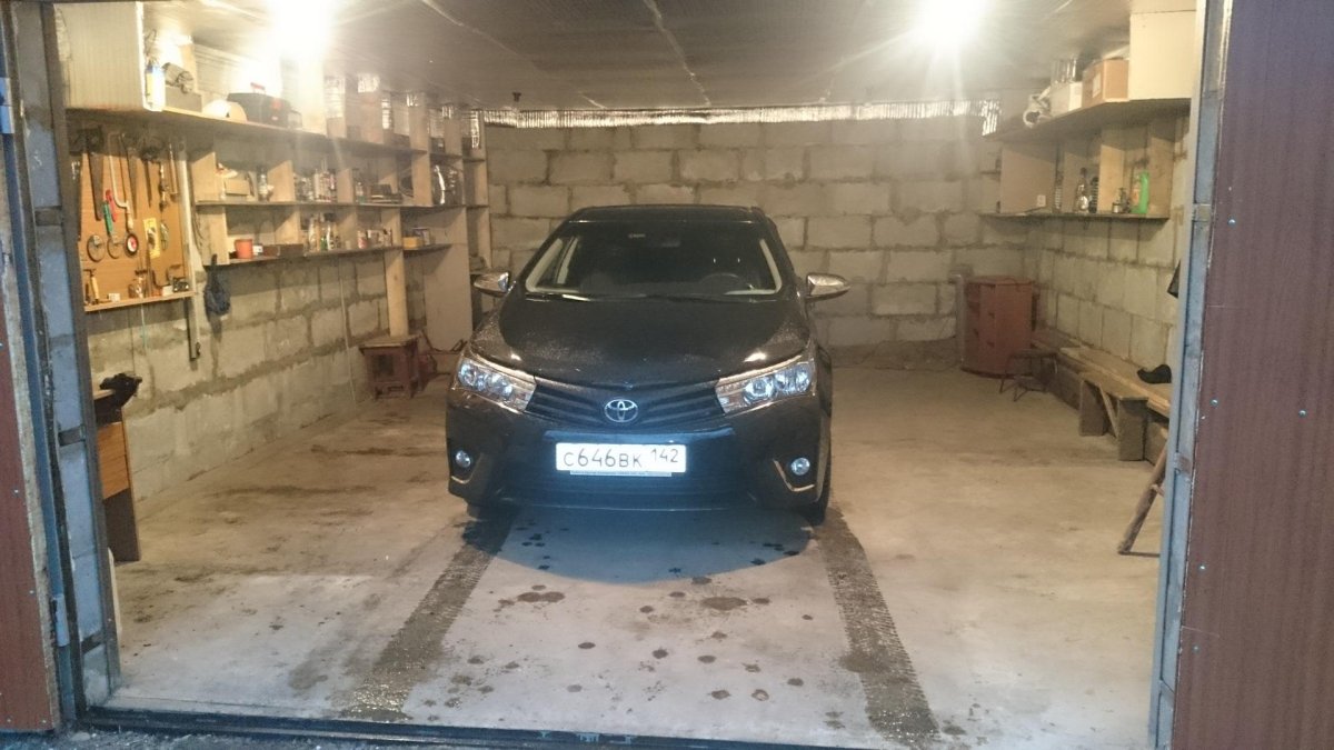 Машина в гараже