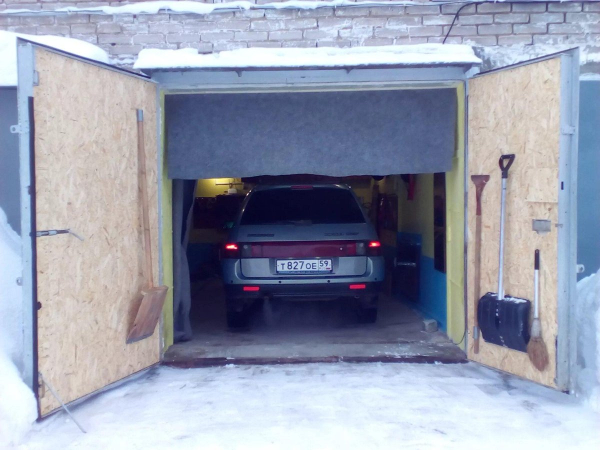 Гараж с открытыми дверями