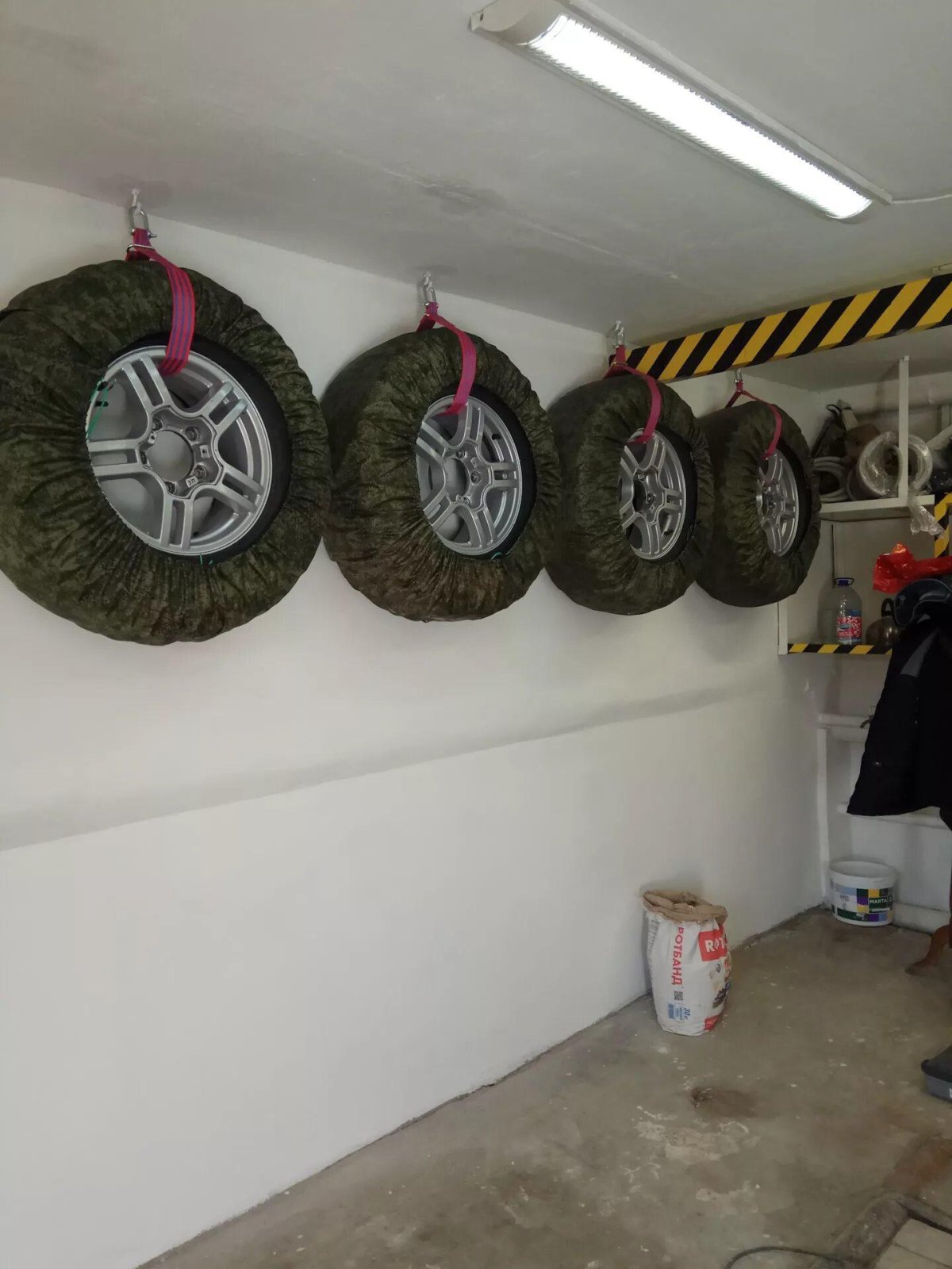 Полка для колес в гараже