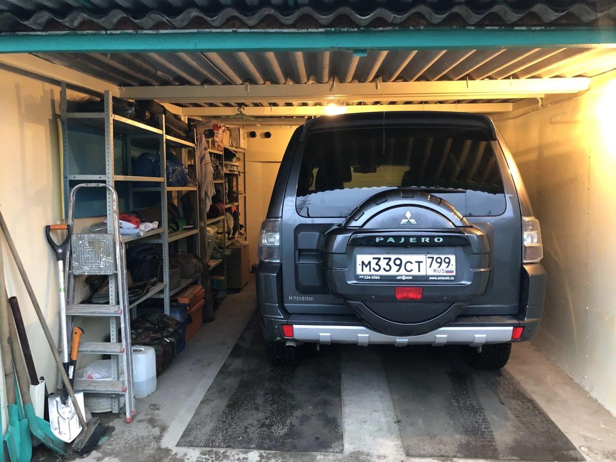 Паджеро в гараже