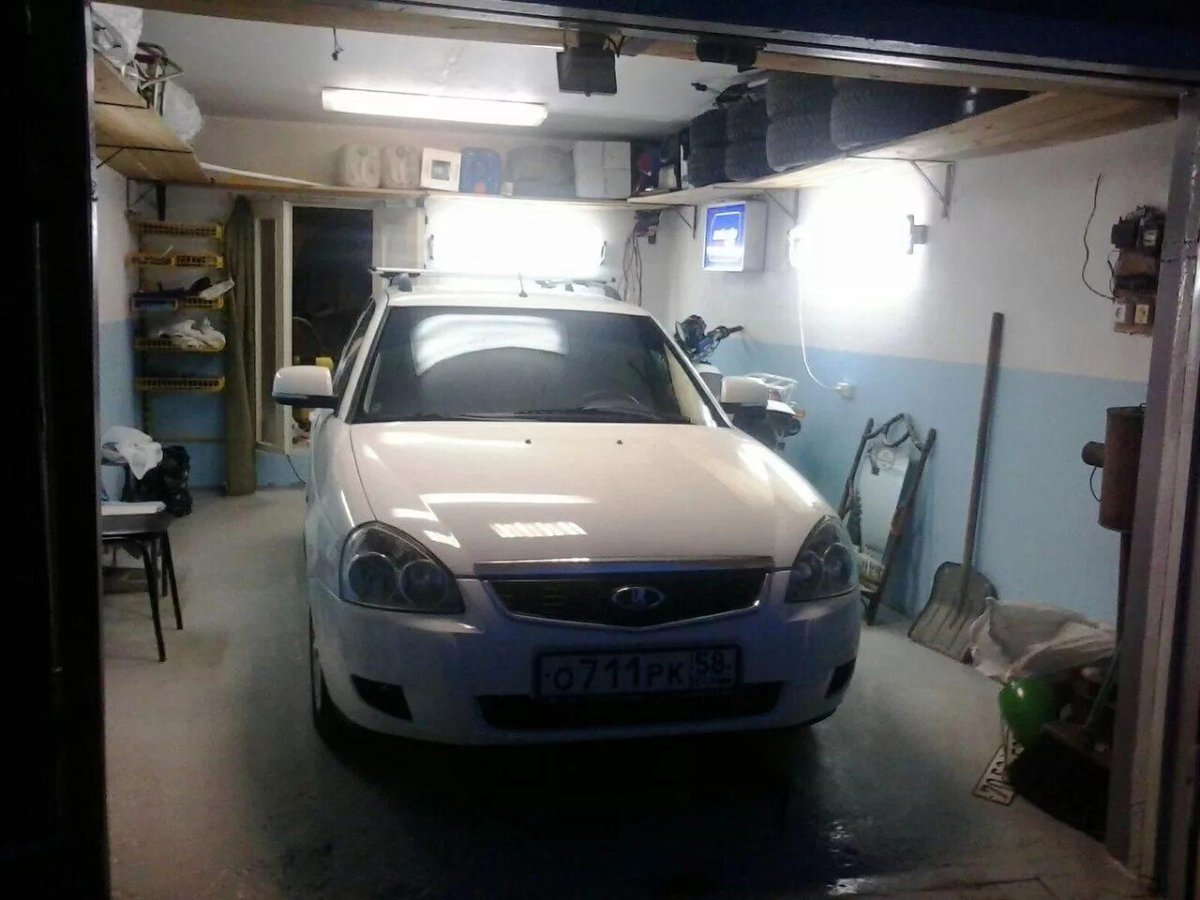 Приора в гараже