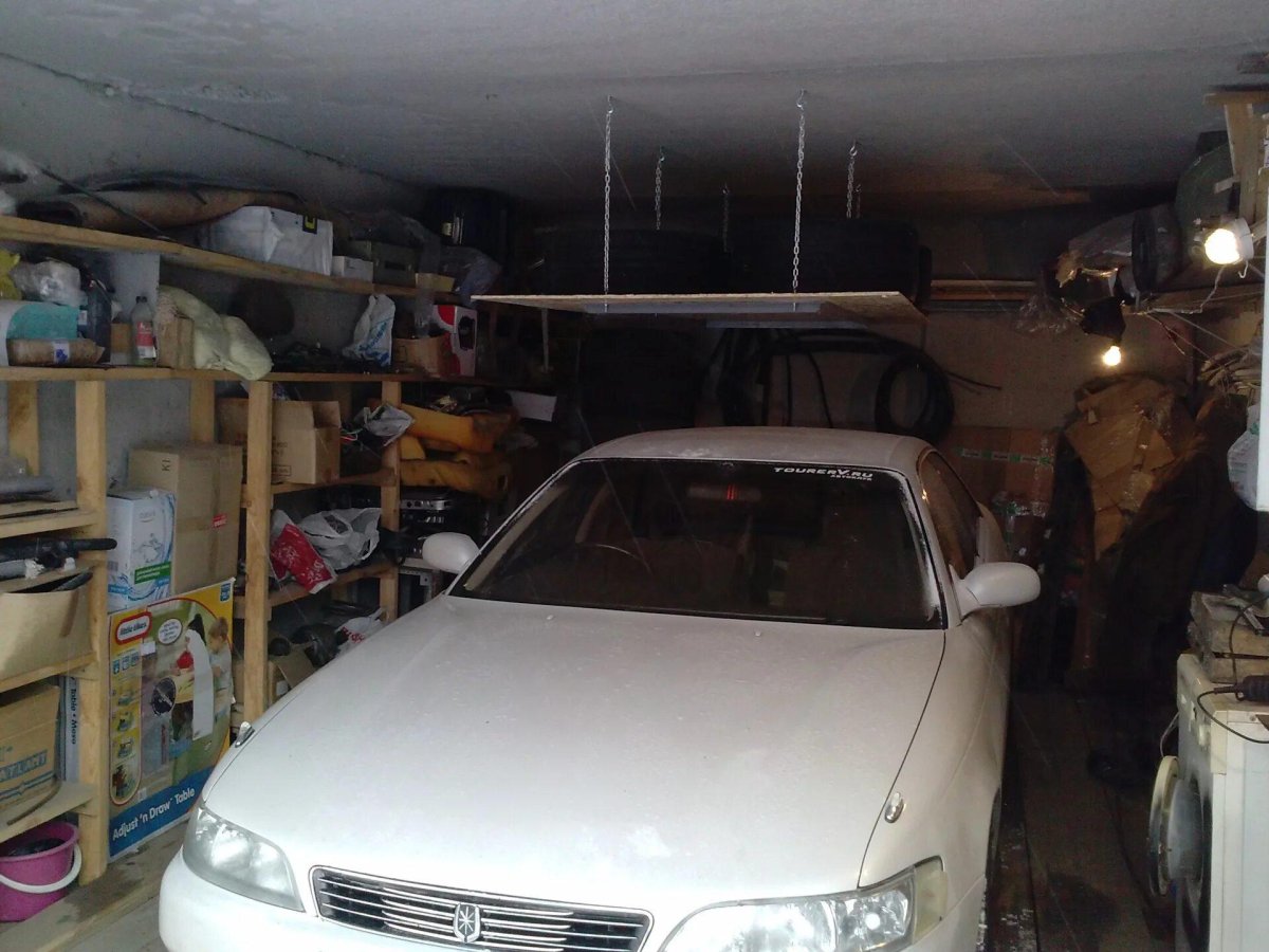 Машина Тойота в гараже