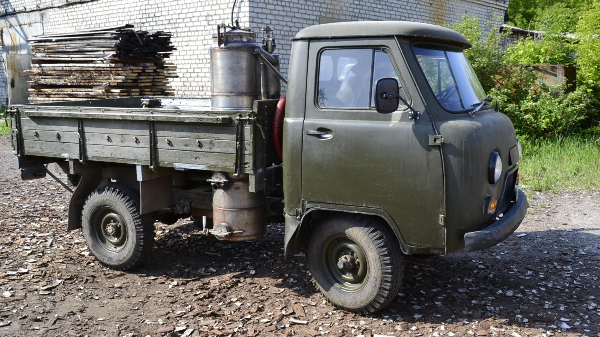 УАЗ 3303 бортовой с дровами