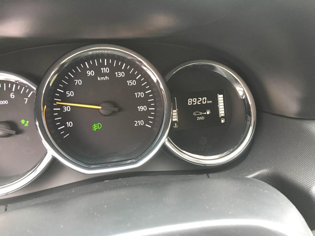 Панель Рено Дастер 2016