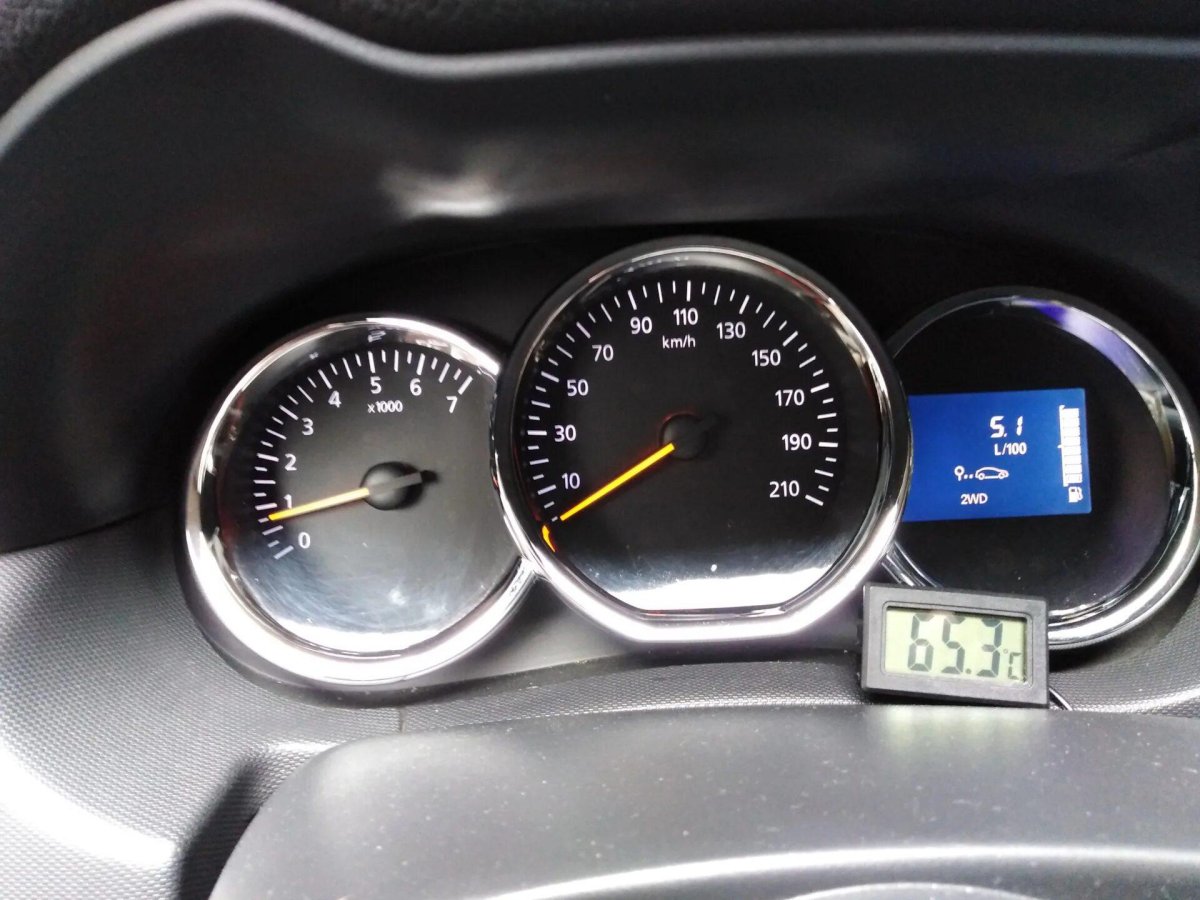 Рено Дастер часы на приборной панели