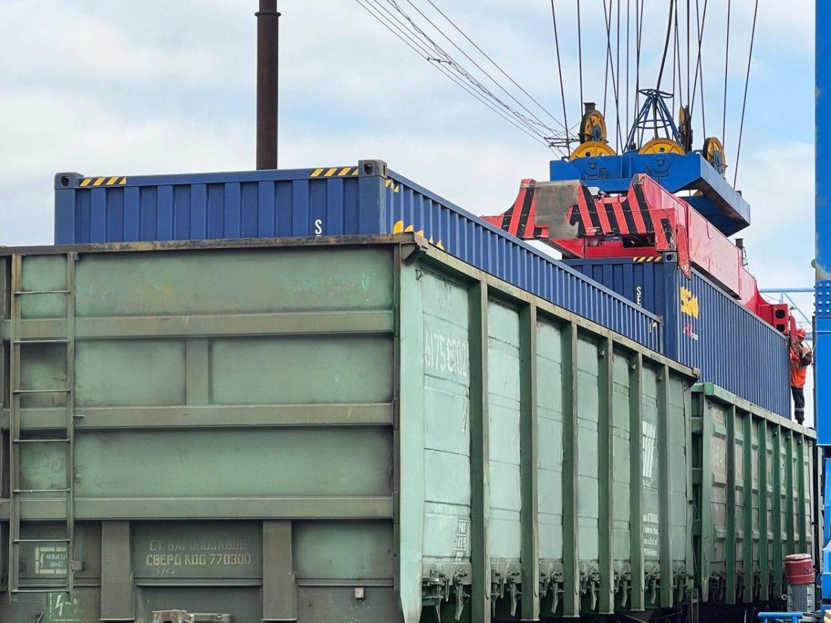 Контейнер в полувагоне