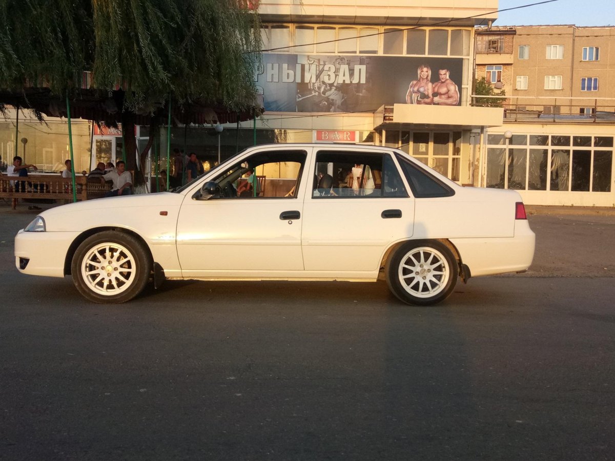 Део Нексия на 15 белых дисках