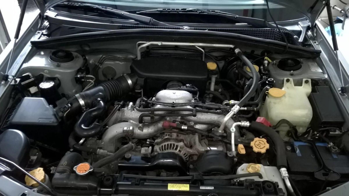 Подкапотное пространство Субару Форестер