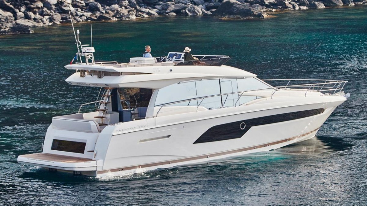 Яхта Prestige 520