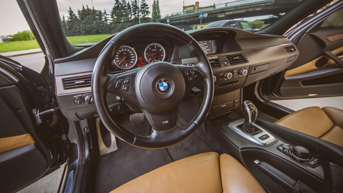 БМВ 5 е60 салон