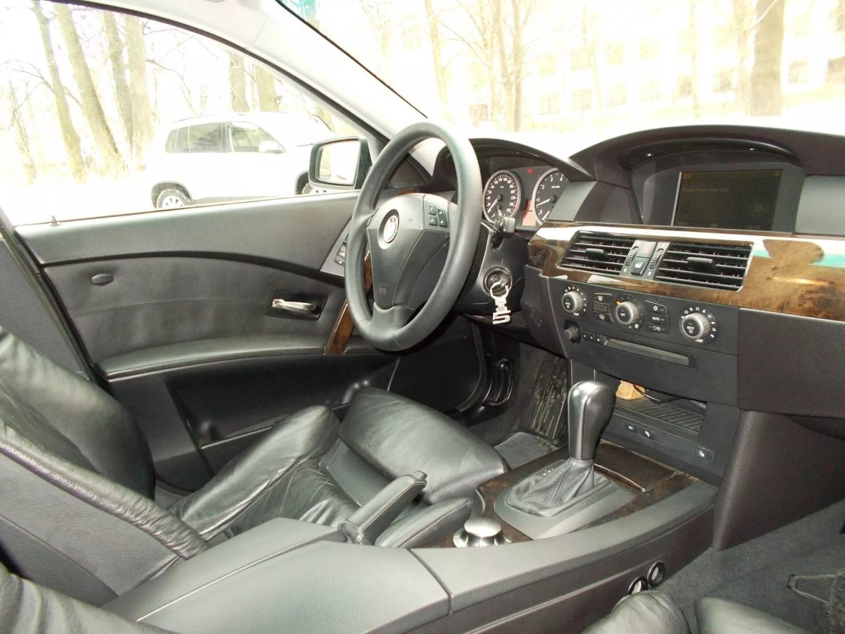 БМВ 525 2004 салон