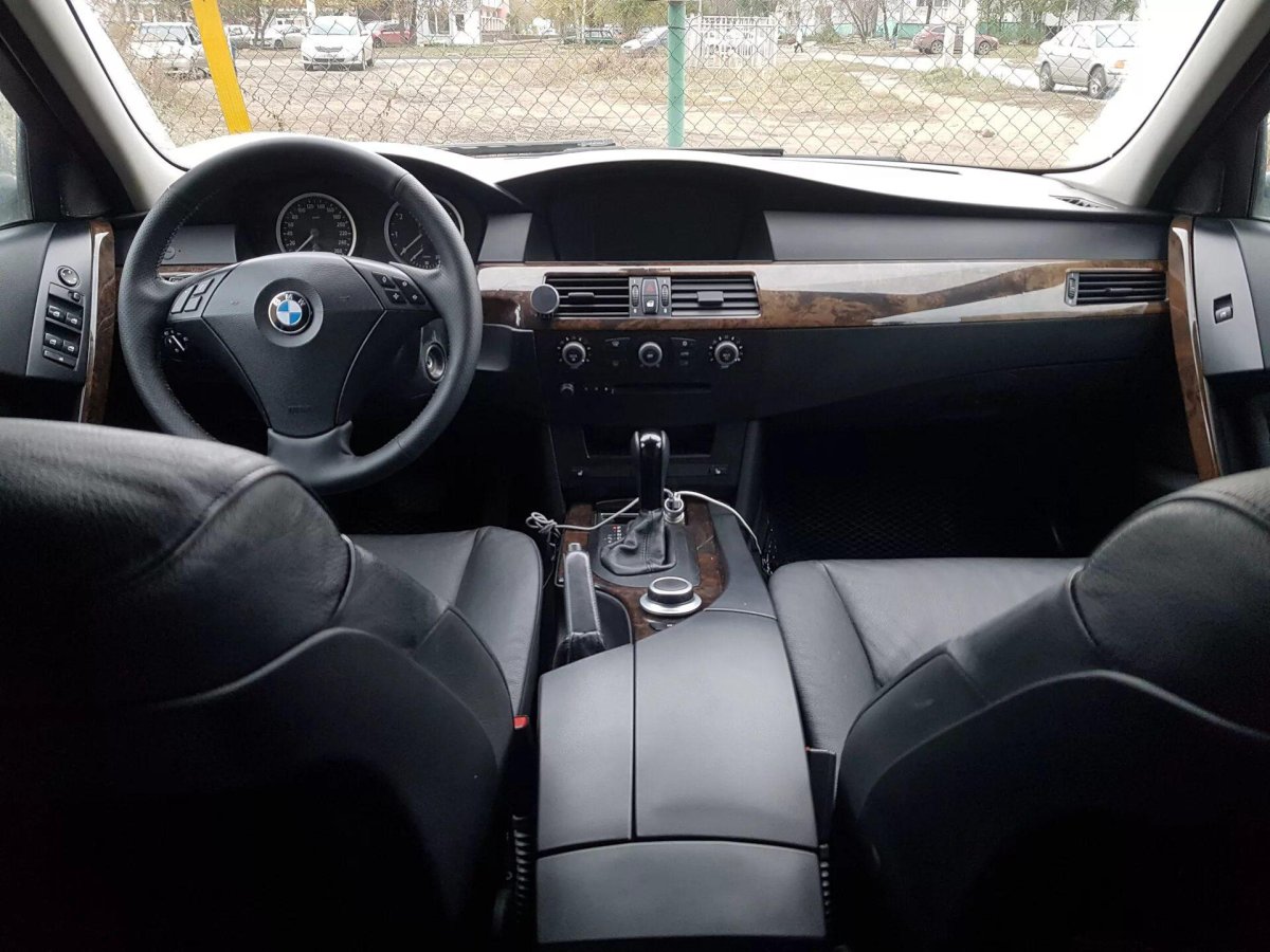BMW 5 2004 салон