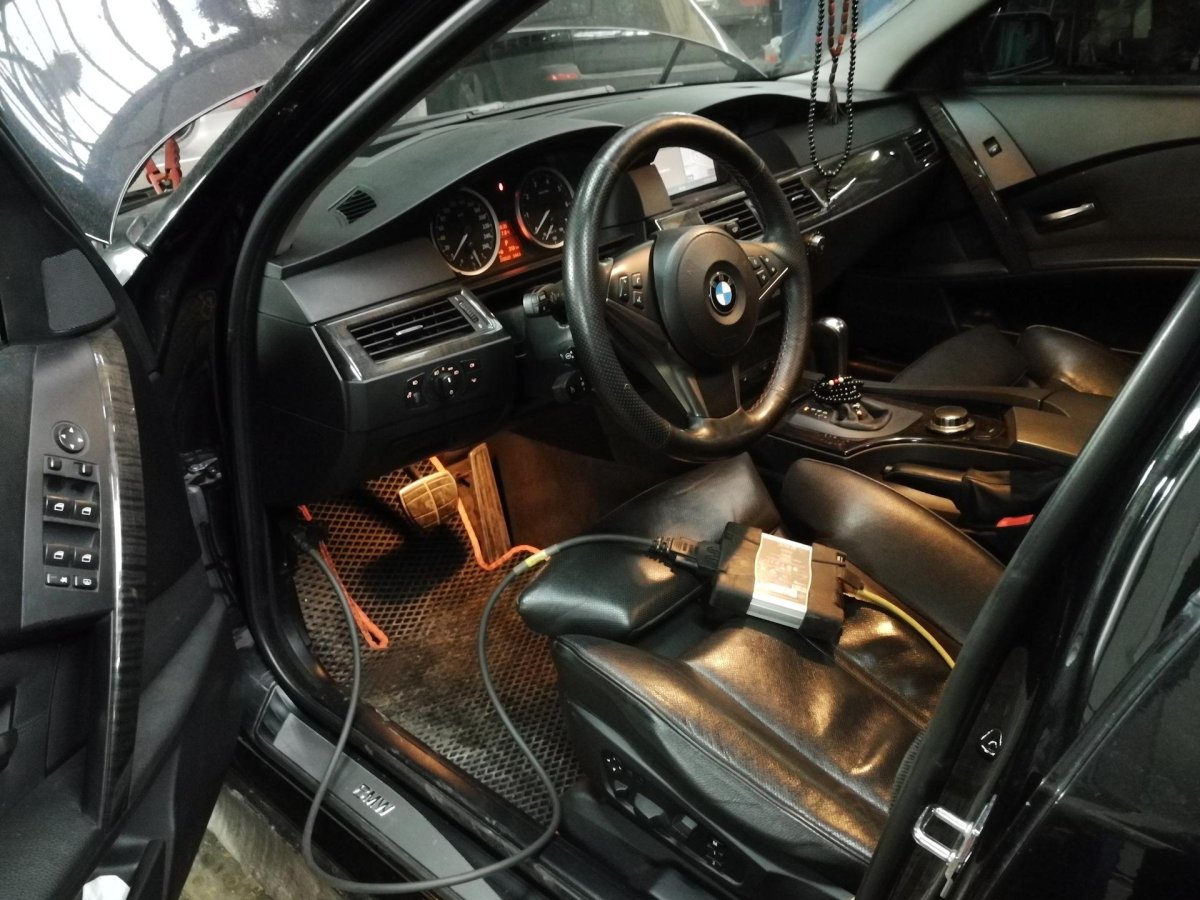 БМВ 5 е60 салон