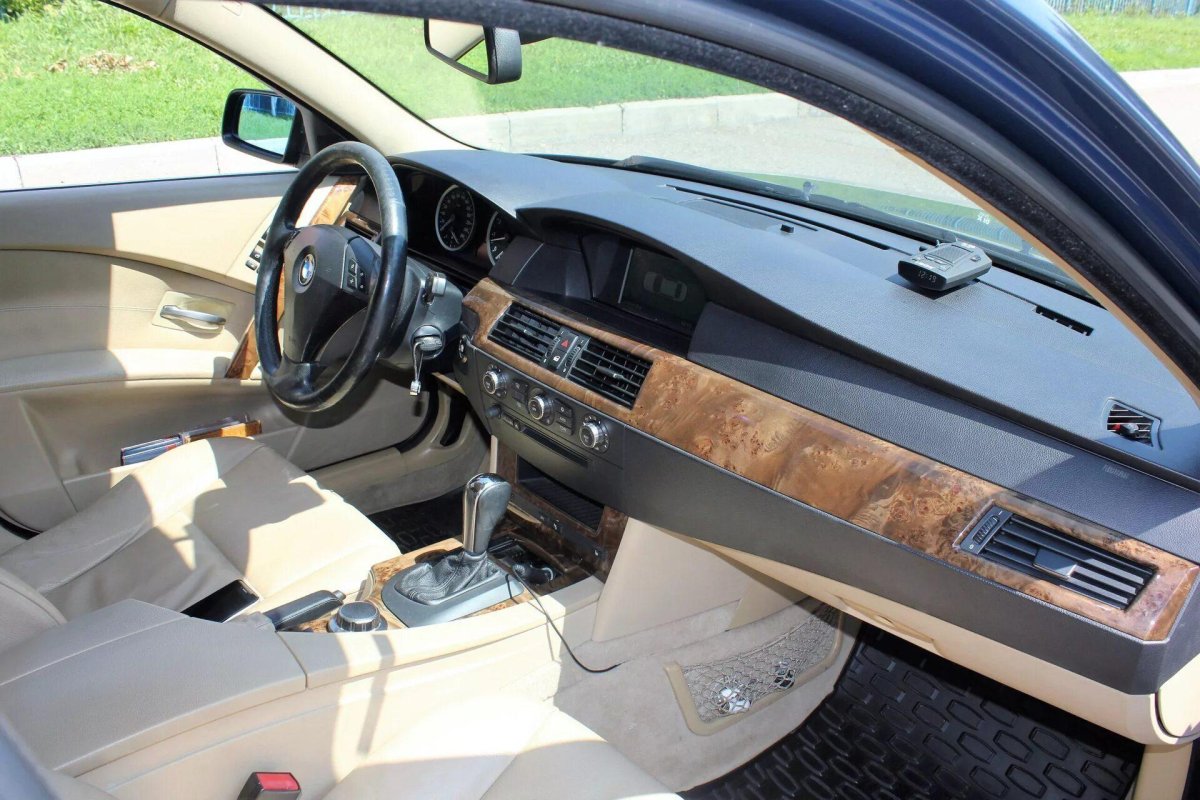БМВ 525 2006 салон