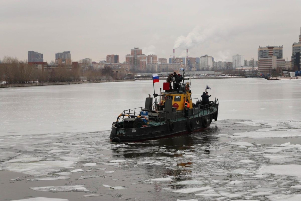 Ледокол на Москва реке