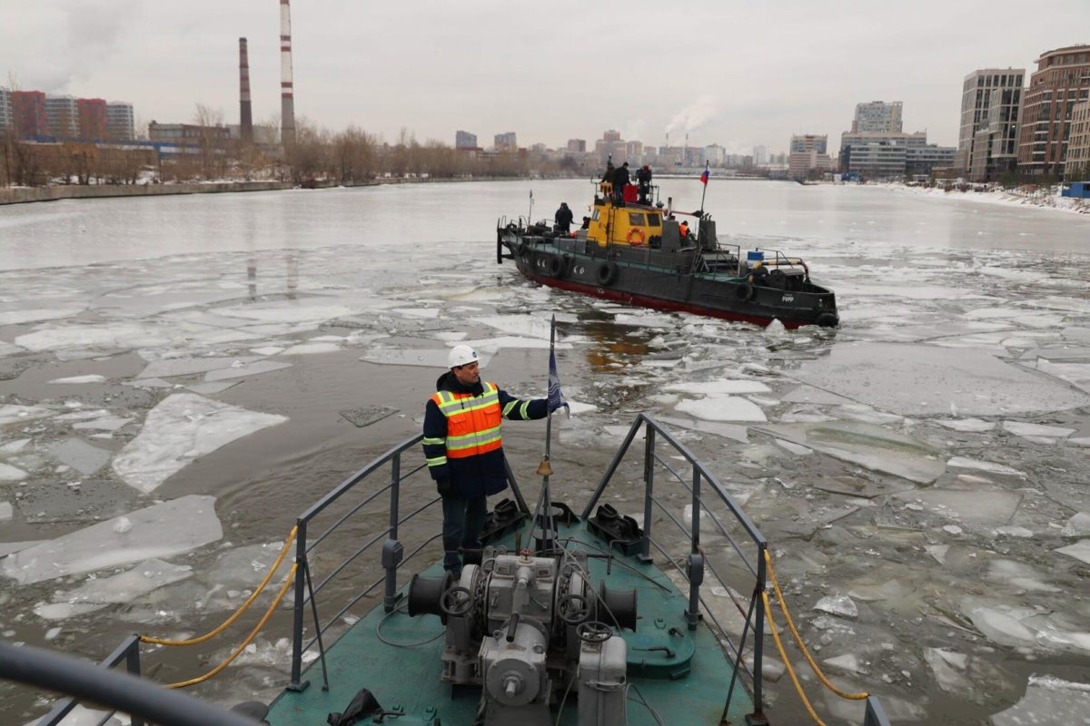 Ледокол на Москва реке