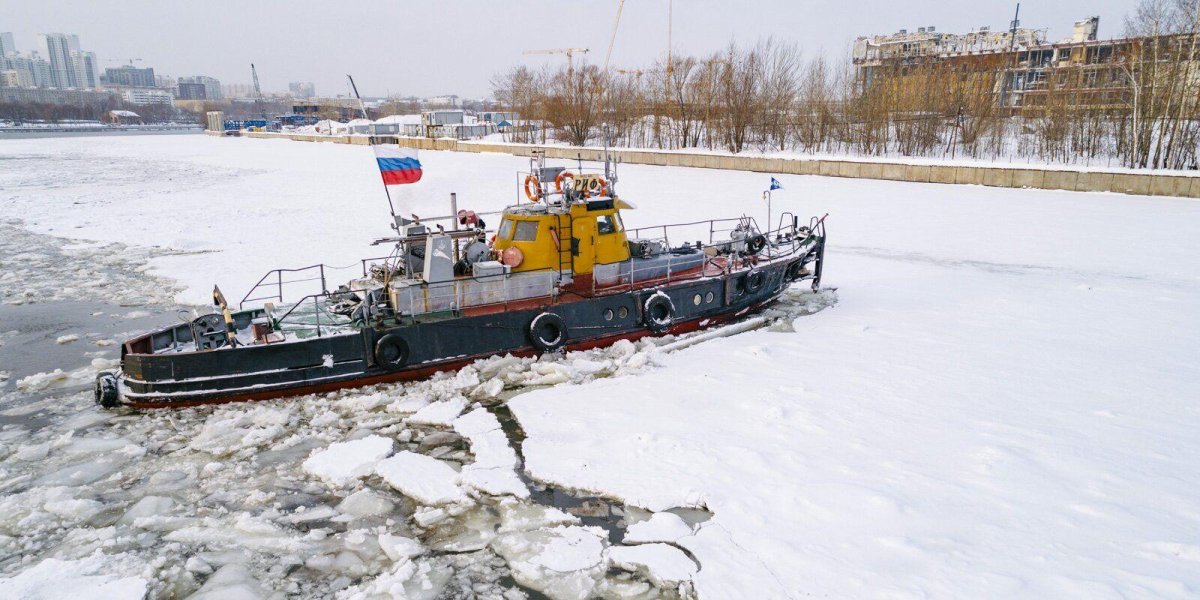 Ледокол на Москва реке