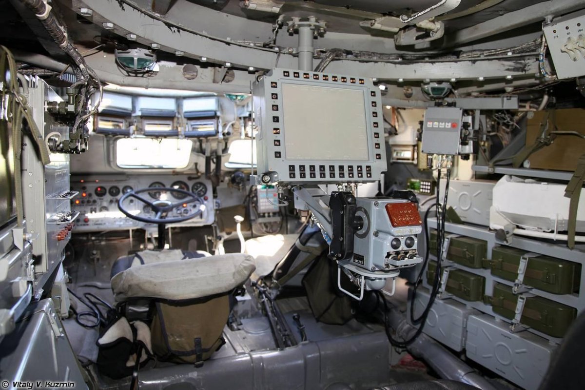 БТР 80 место наводчика