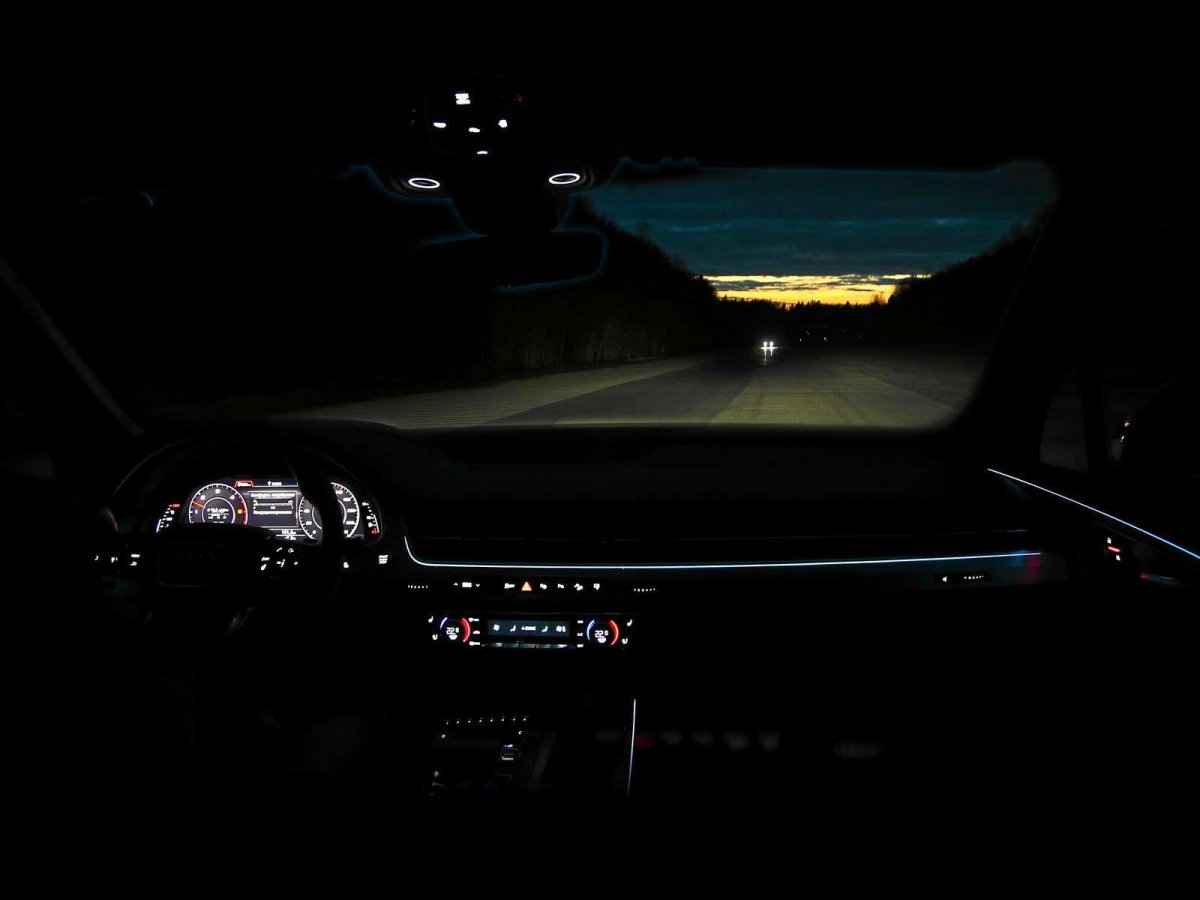 Машина внутри ночью