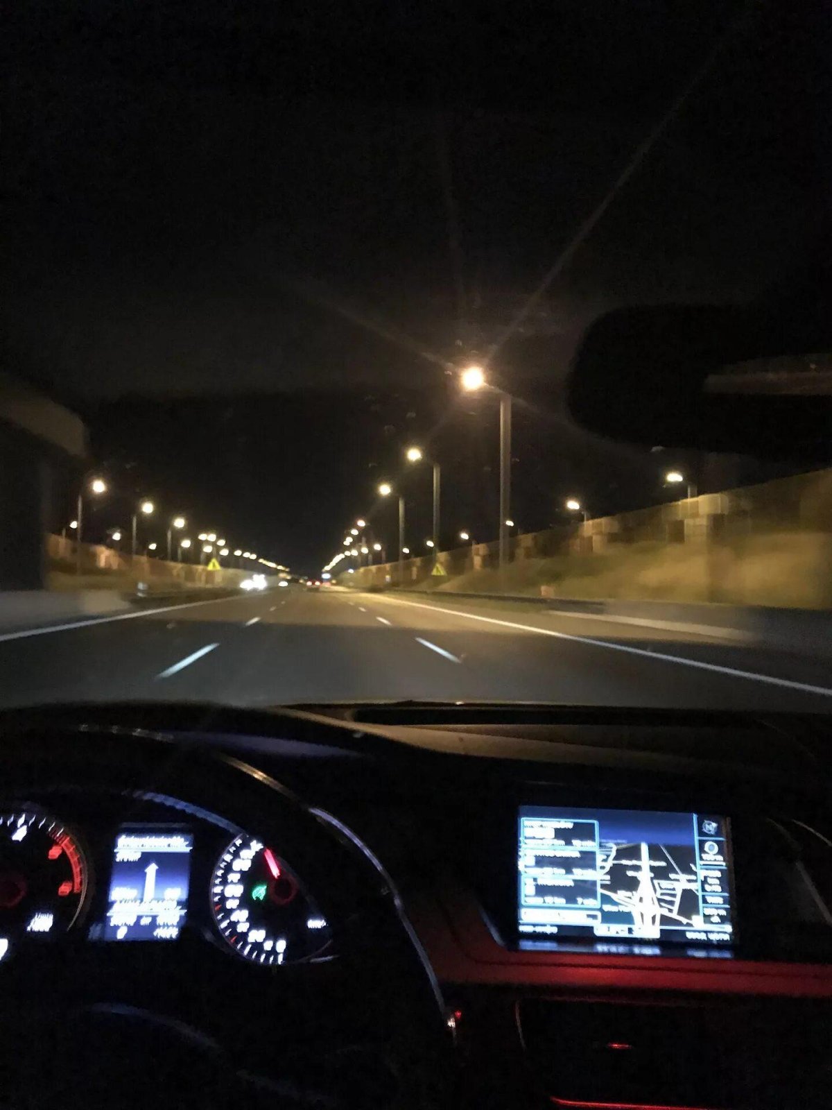 Вид из машины на дорогу ночью